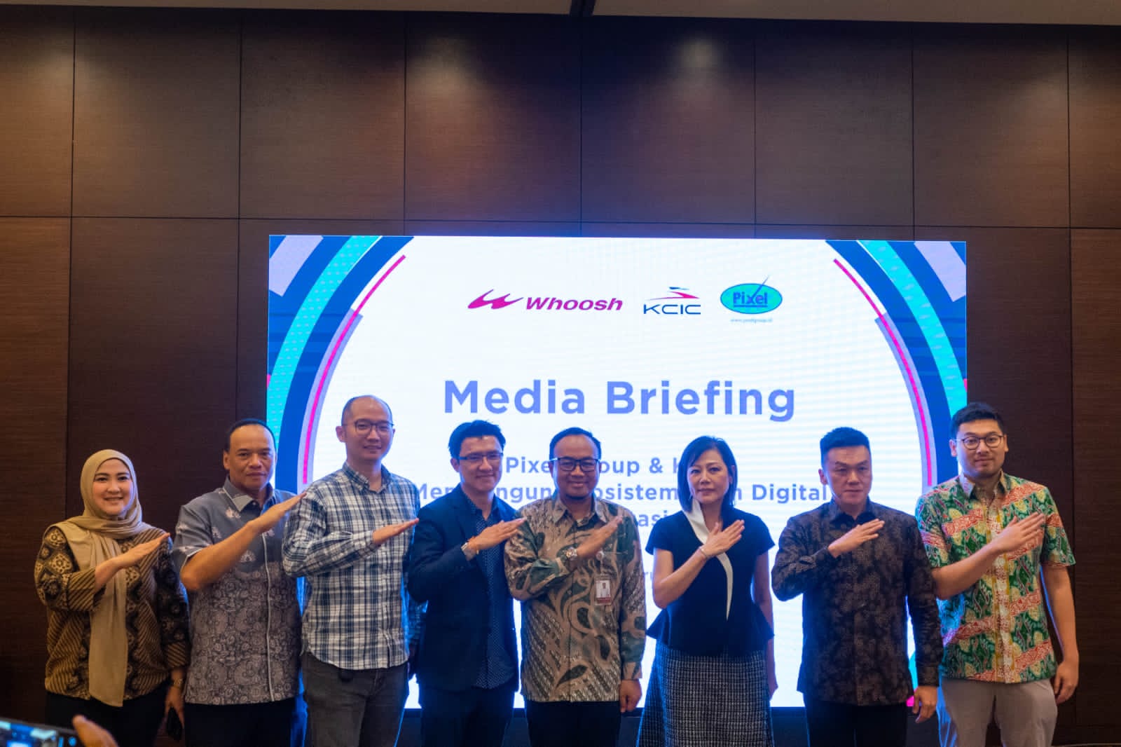 Pixel Group mengumumkan kerja sama strategis dengan Kereta Cepat Indonesia-China (KCIC), pengelola dan operator moda transportasi cepat, Whoosh, pada akhir 2023. Dok.ist. Bangun Ekosistem Media Luar Ruang, Pixel Group-KCIC Jalin Kerja Sama