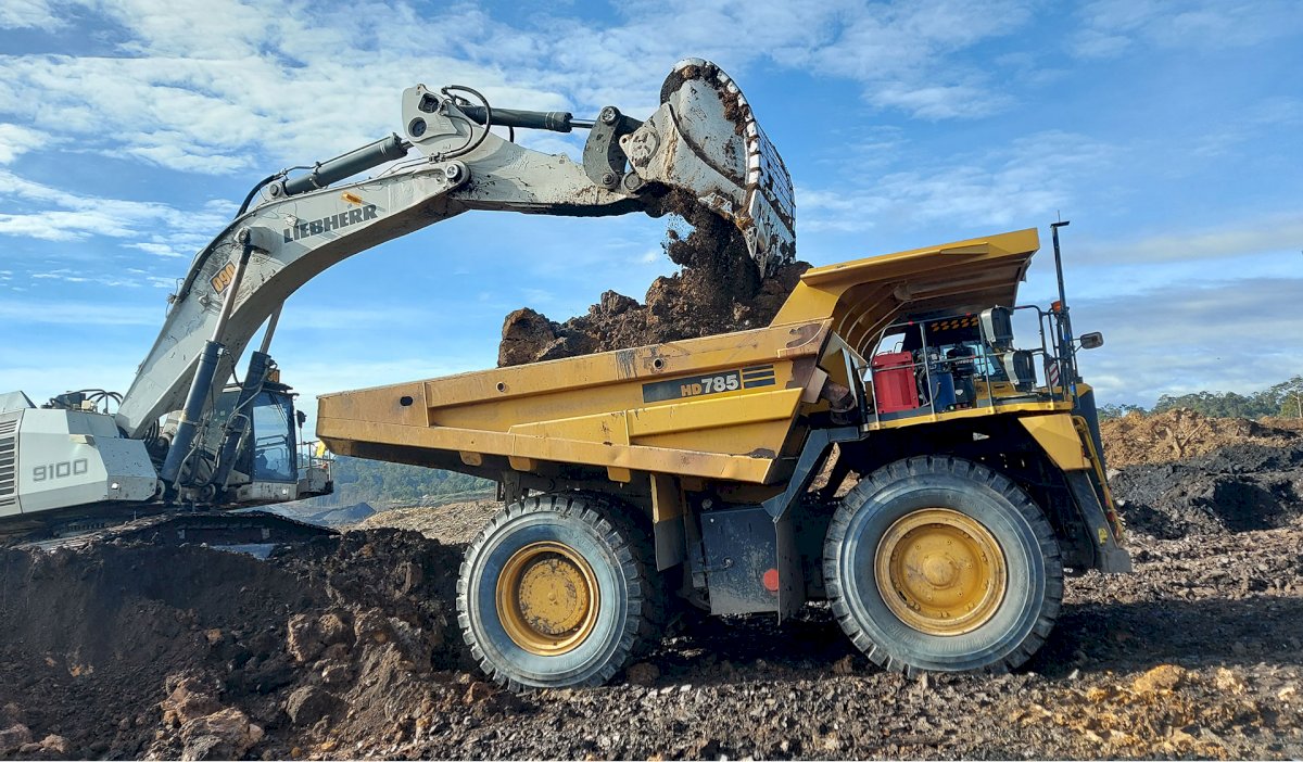 Kendaraan alat berat tengah beraksi di area pertambangan Adaro Minerals. FOTO - ISTIMEWA Turun Tipis, ADMR 2024 Bukukan Laba USD436,65 Juta