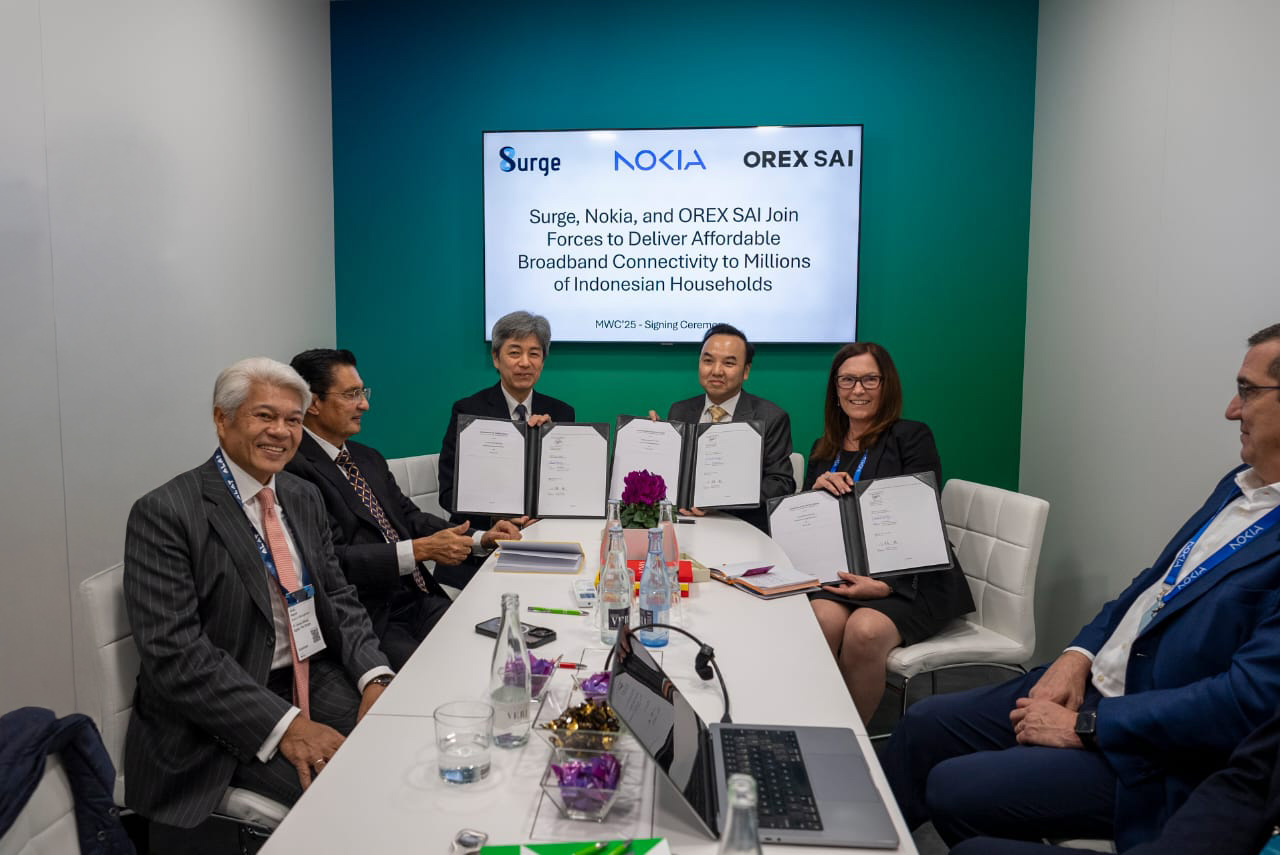 ari Kiri ke Kanan, Arwin Rasyid - Komisaris SURGE, Fadel Muhammad - Penasehat SURGE, Hiroshi Kobayashi - Presiden dan CEO OREX SAI, Shannedy Ong - Direktur Surge dan Sandy Motley - Presiden Fixed Network Nokia. DOK/SURGE (WIFI) Kolaborasi Surge (WIFI), Nokia dan OREX SAI Siap Berikan Gebrakan Baru
