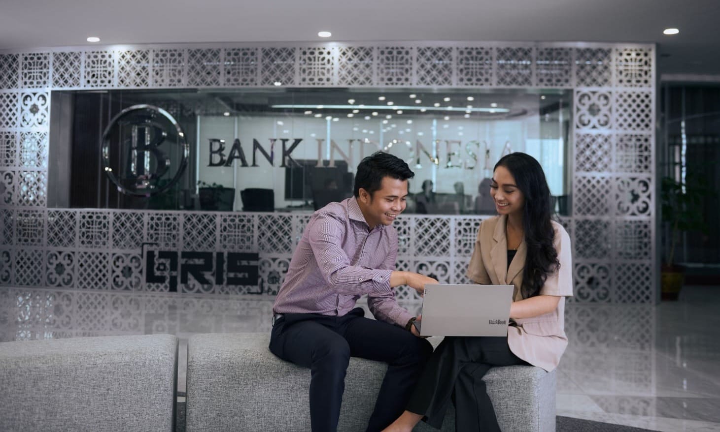 Ilustrasi: karyawan BI di Kantor Pusat BI. BI Tahan Suku Bunga Acuan di Level 5,75 Persen