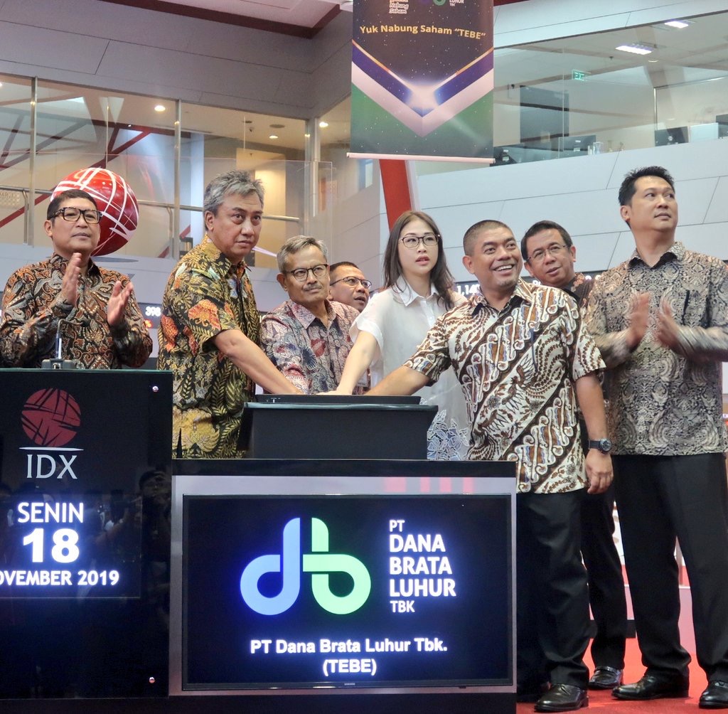 Pengurus Dana Brata Luhur ketika mengikuti prosesi pencatatan perdana saham di Main Hall Bursa Efek Indonesia. FOTO - ISTIMEWA Transaksi Tuntas, Ini Ekspektasi H Isam Terhadap TEBE