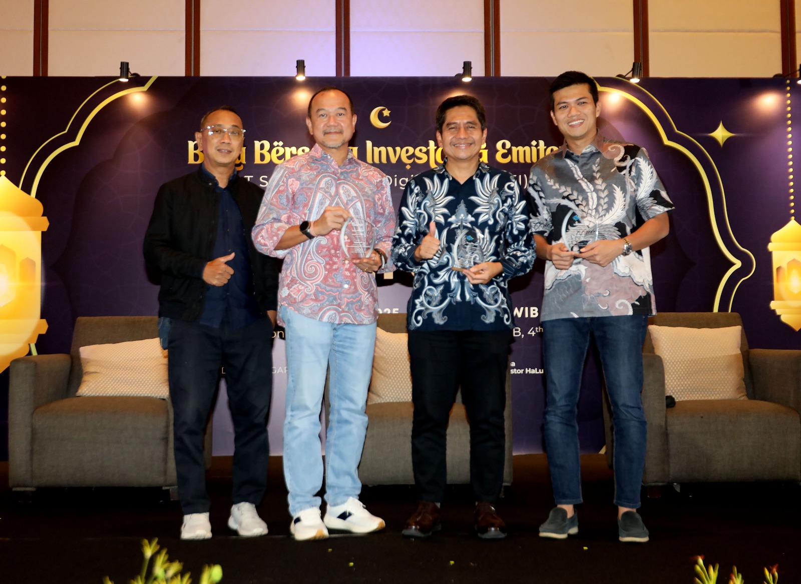 (Kiri-Kanan) Direktur EmitenNews.com Yosman Mansyur, Nicky Hogan CEO EmitenNews.com, Yune Marketatmo Direktur Utama PT Solusi Sinergi Digital Tbk (WIFI) dan Muhammad Arif Ketua Umum Asosiasi Penyelenggara Jasa Internet Indonesia (APJII) pada acara buka puasa bersama investor dan emiten PT Solusi Sinergi Digital Tbk (WIFI) bersama komunitas investor halu di Jakarta, Kamis (20/3/2025). DOK/EmitenNews Gebrakan Baru! Surge (WIFI) Siapkan Internet Murah Rp100 Ribu 200 Mbps