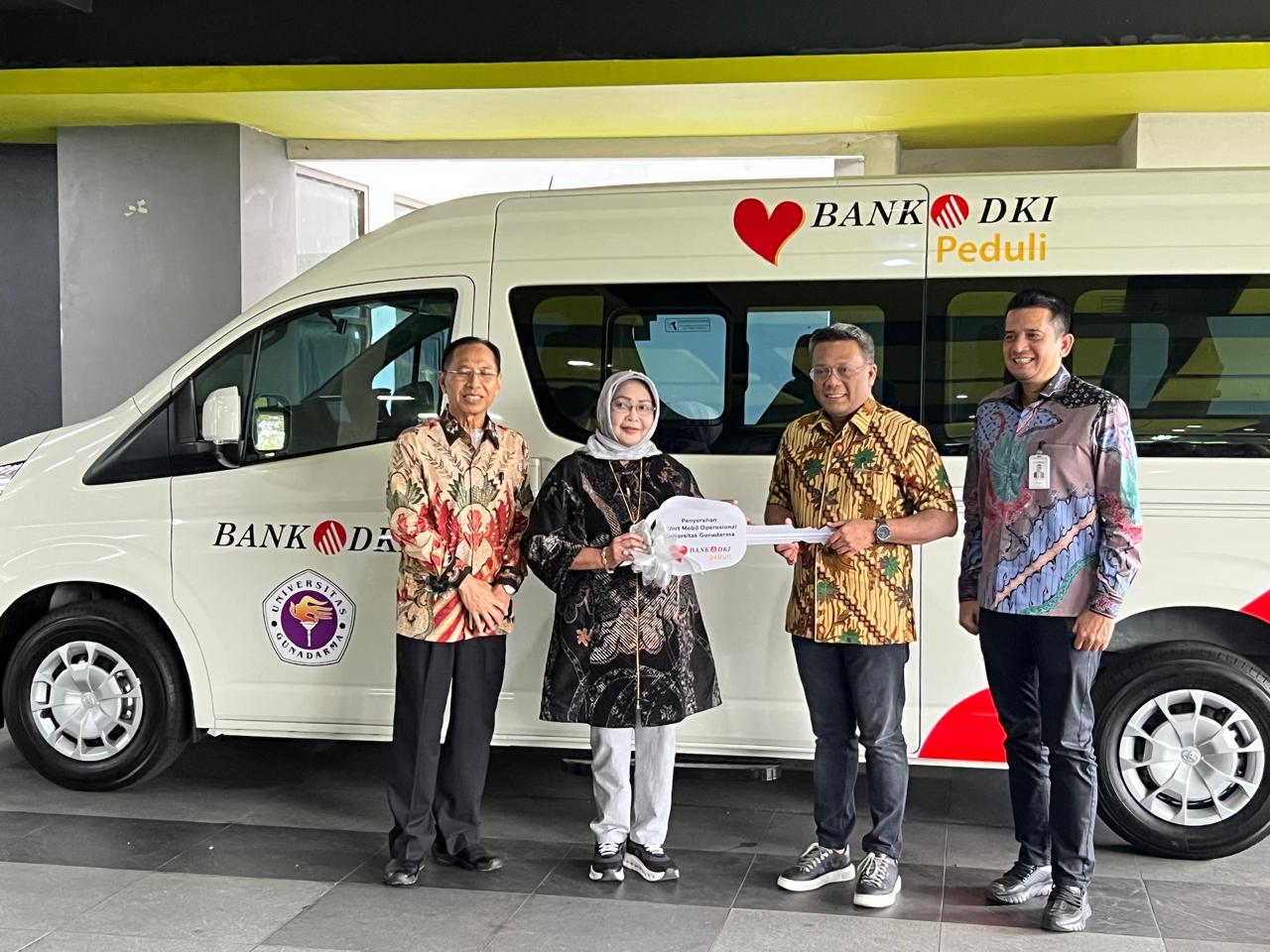 Komitmen! Bank DKI Serahkan Mobil Operasional Universitas Gunadarma