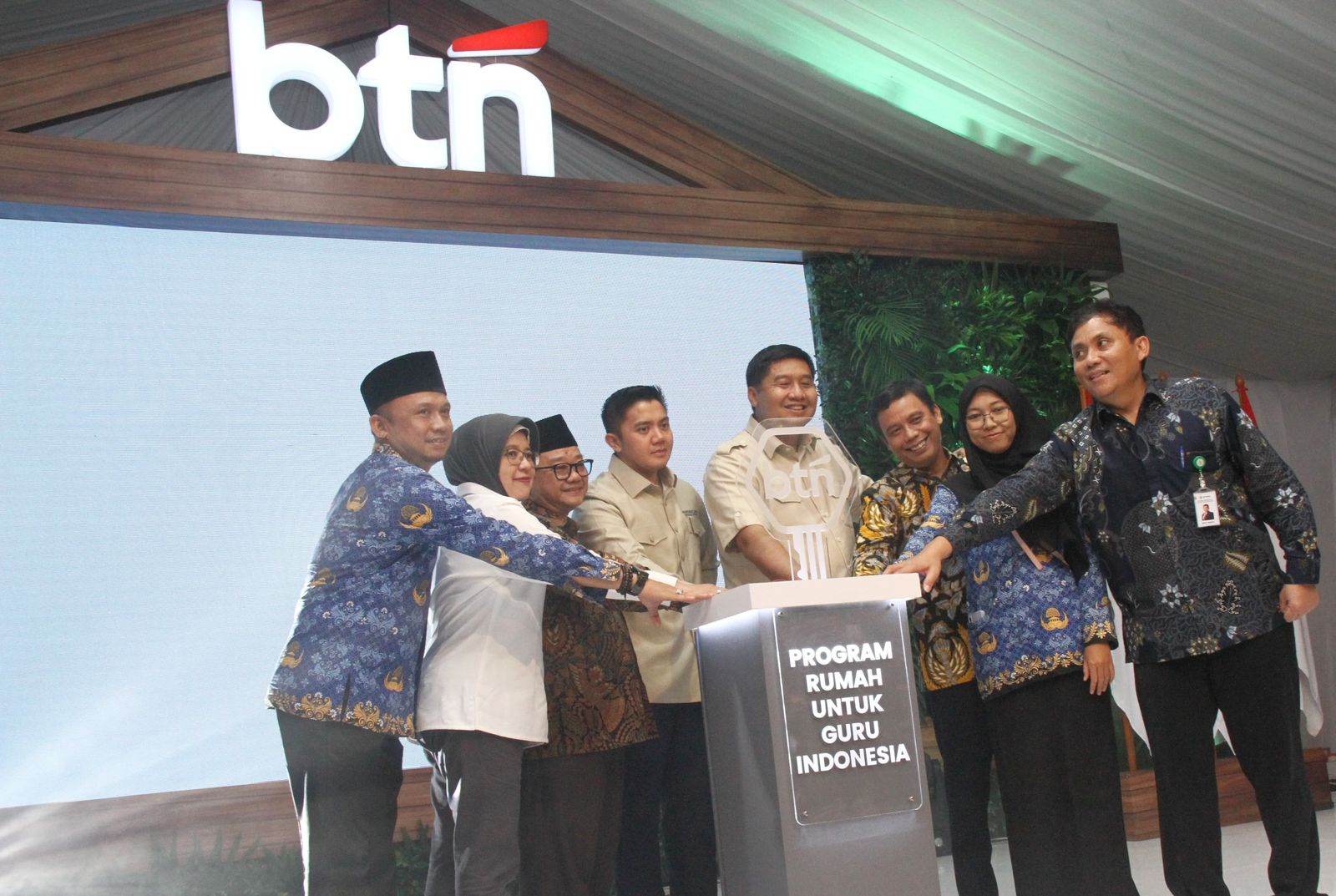Bos BTN bersama sejumlah menteri kabinet merah putih melakukan seremoni percepatan pembangunan rumah untuk guru. FOTO - ISTIMEWA Ngegas! BTN Gerak Cepat Siapkan Rumah untuk Guru