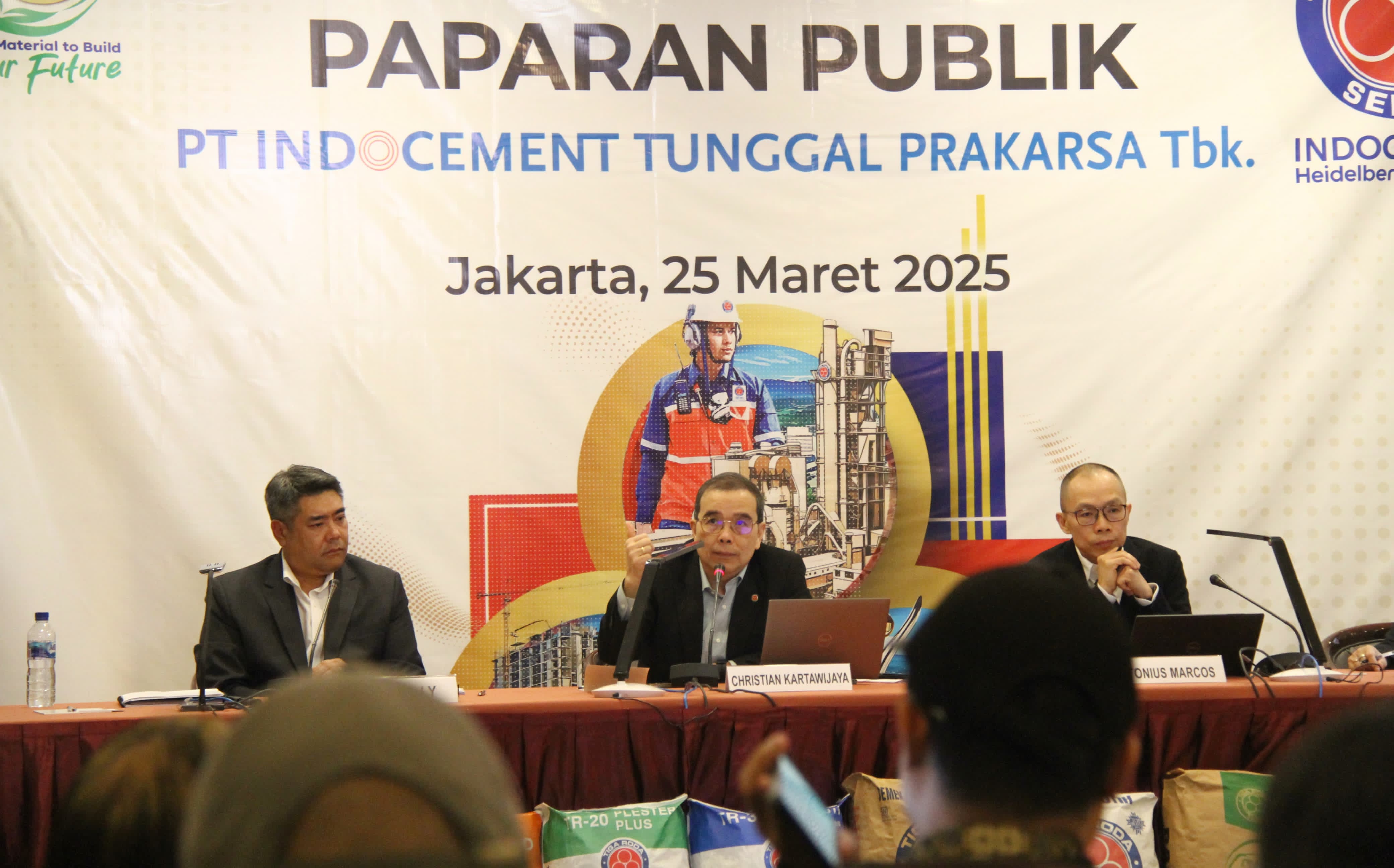 Bos Indocement Christian Kartawijaya kala menjelaskan perkembangan perseroan kepada awak media. FOTO - ISTIMEWA Siap-Siap! INTP Bakal Tabur Dividen Edisi 2024