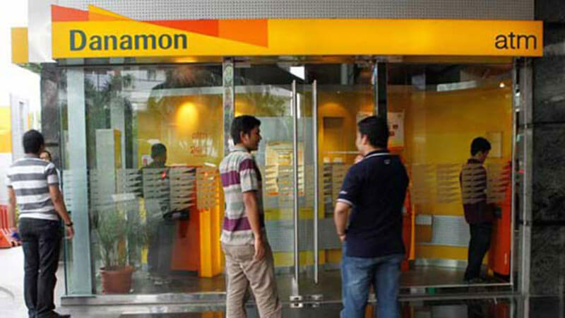 Sejumlah nasabah terlihat di gerai ATM Bank Danamon. FOTO - ISTIMEWA BDMN Guyur Dividen Rp1,11 Triliun, Pelototi Jadwalnya