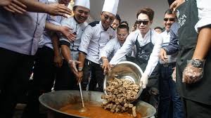 Pemkot Palembang bersama sejumlah pihak, memasak 300 kilogram rendang sapi untuk dibagikan ke warga, Kamis (27/3/2025). Dok. Kumparan. Usai Heboh Willie Salim, Pemkot Palembang Masak 300 Kg Rendang Sapi