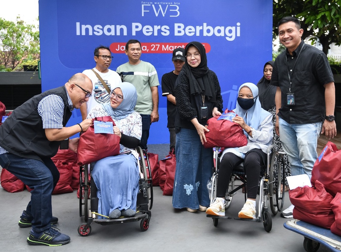Pengurus Bank BTN kala menyerahkan paket sembako kepada penyandang disabilitas. FOTO - ISTIMEWA Berbagi, BTN dan Insan Pers Sebar Ratusan Sembako Jabodetabek