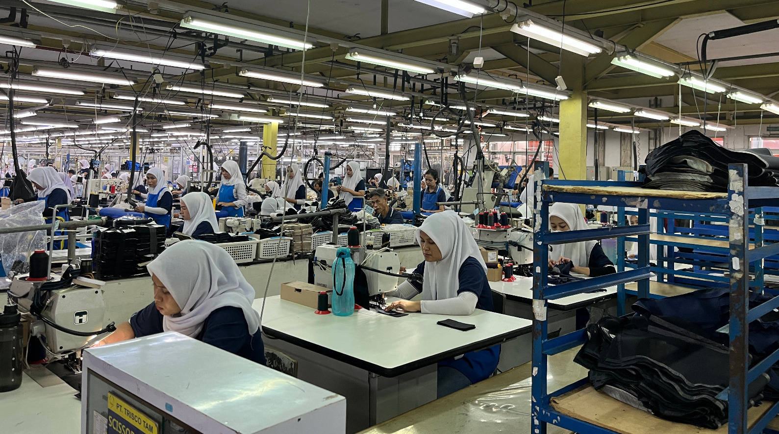 Para pekerja tengah serius menggarap pakaian jadi sesuai keinginan pasar. FOTO - ISTIMEWA Surplus 22 Persen, TRIS 2024 Kemas Laba Bersih Rp82,90 Miliar
