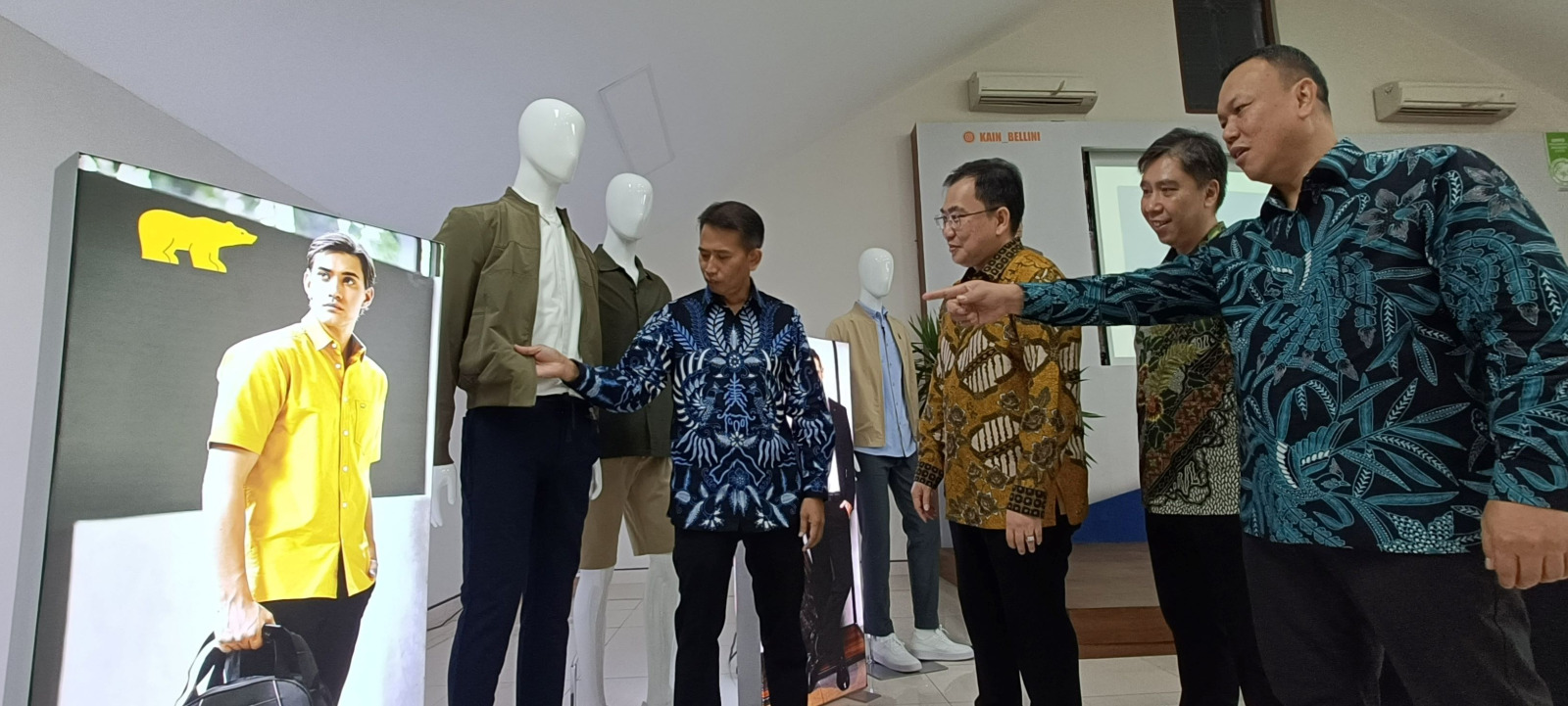 Pengurus Trisula menunjukkan pakaian jadi besutan perseroan. FOTO - ISTIMEWA Laba Tumbuh Moderat, 2024 Pendapatan BELL Sentuh Rp585 Miliar