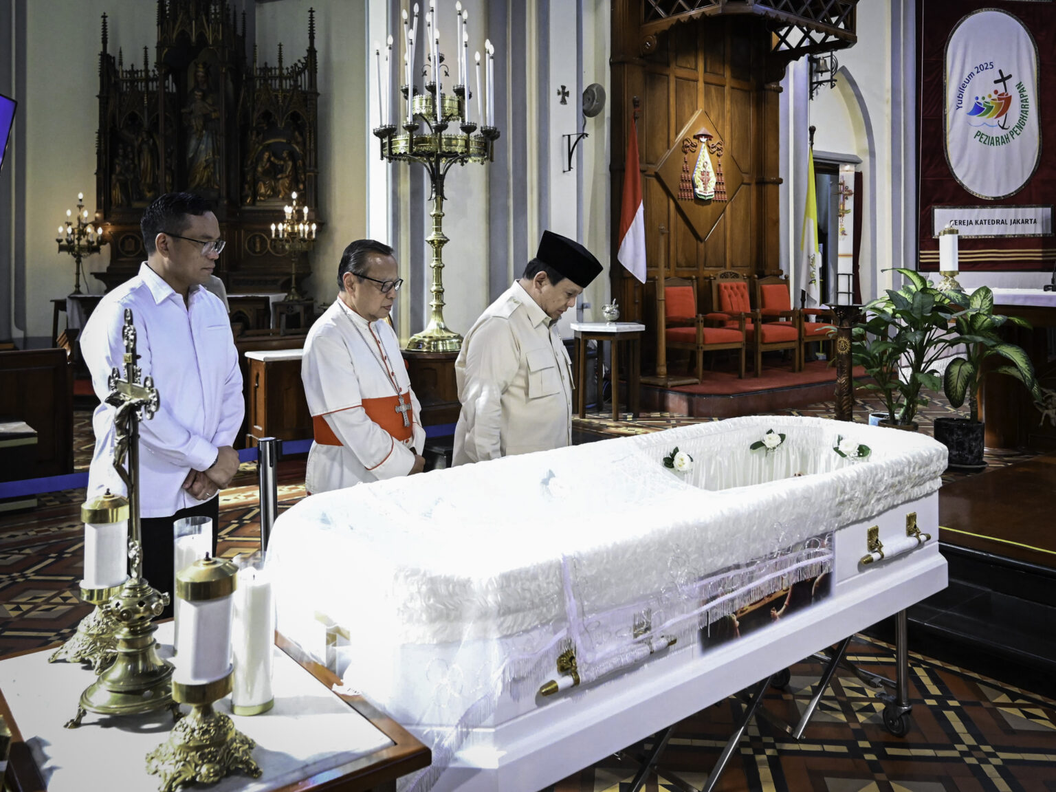 Presiden Prabowo Subianto melayat mendiang Uskup Emeritus Keuskupan Agung Kupang Mgr Petrus Turang di Katedral Jakarta, pada Jumat, 4 April 2025 (Foto: BPMI Setpres) Presiden Ungkapkan Belasungkawa atas Wafatnya Uskup Emeritus Kupang