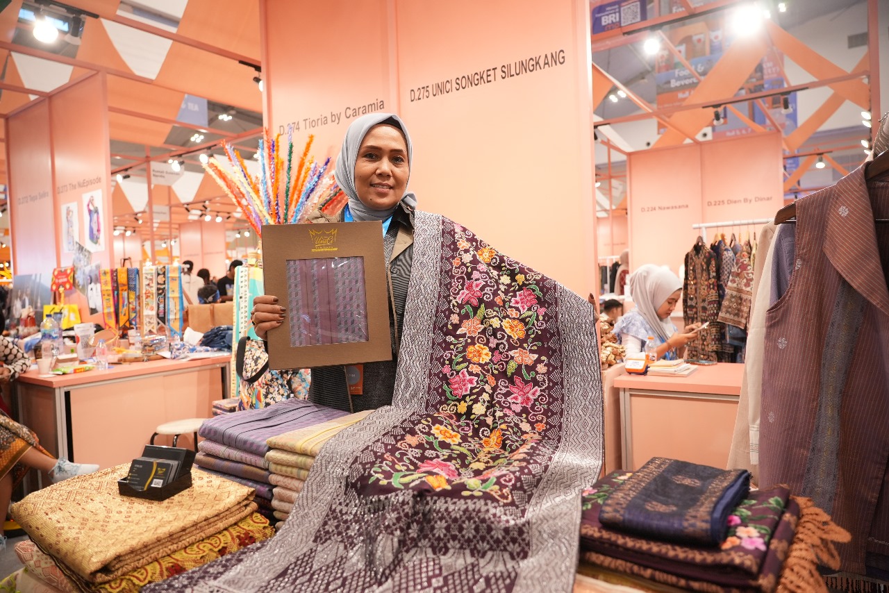 BRI Dorong UMKM Songket Silungkang Tembus Pasar Dunia