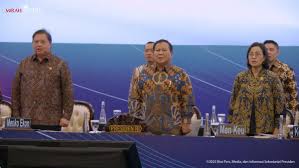 Presiden Prabowo Subianto diapit Menko Perekonomian Airlangga Hartarto (kiri), dan Menteri Keuangan Sri Mulyani Indrawati. Dok. Biro Pers Sekretariat Presiden. Detiknews. Tampil Percaya Diri, Presiden Prabowo Jelaskan Kondisi Ekonomi Terkini
