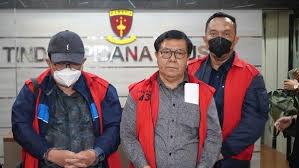 Majelis hakim PN Surabaya pembebas Ronald Tannur diketuai oleh Erintuah Damanik dengan anggota Mangapul dan Heru Hanindyo. Ketiganya kini menjadi terdakwa kasus suap. dok. detiknews. Hakim Pembebas Ronald Tannur Akui Sepakat Satu Pintu Soal Duit Suap