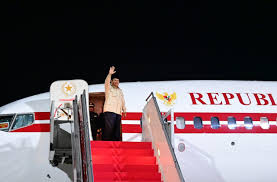 Presiden Prabowo Subianto di tangga pesawat, Rabu (9/4/2025) dini hari memulai lawatan kenegaraannya ke lima negara di Timur Tengah. Dok. Sekretariat negara. Prabowo Memulai Lawatan ke Timur Tengah, Bertemu Presiden MBZ