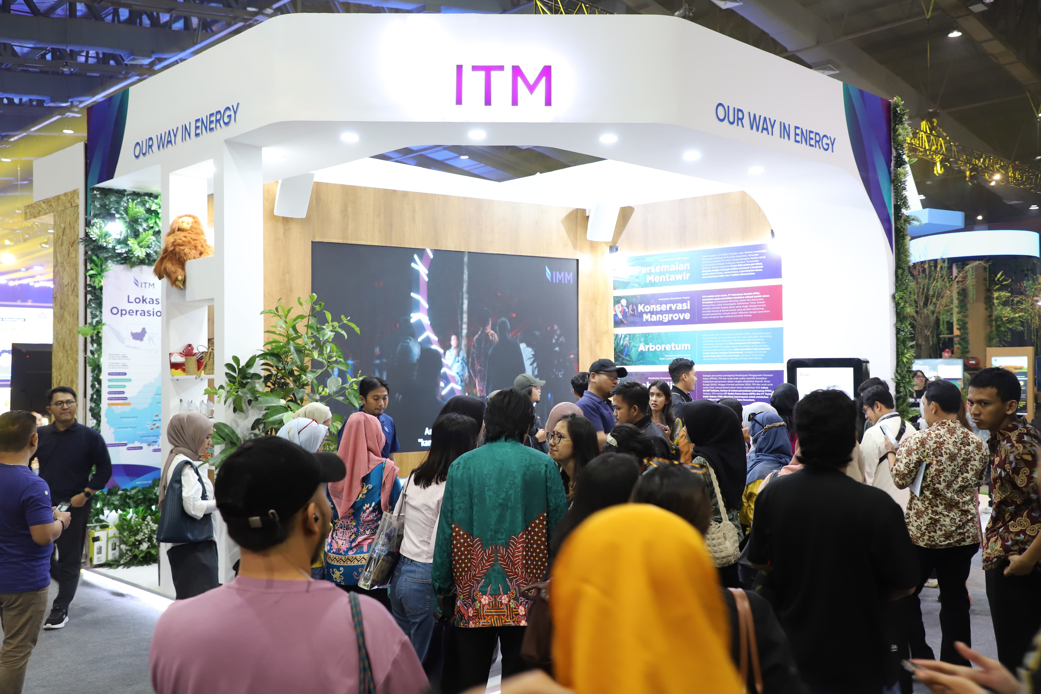 Antrean pengunjung mengular untuk memenuhi ruang pamer Indo Tambangraya Megah. FOTO - ISTIMEWA Simak! Ini Jadwal Sisa Dividen ITMG Rp2.245 per Lembar