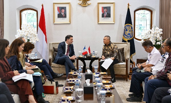 Menteri Perhubungan Dudy Purwagandhi bersama Menteri Perdagangan Prancis Laurent Saint-Martin membahas peluang kerja sama sektor transportasi, di Kantor Kementerian Perhubungan, Jakarta, Rabu (9/4). RI - Prancis Bahas Aksesibilitas Transportasi Umum Perkotaan