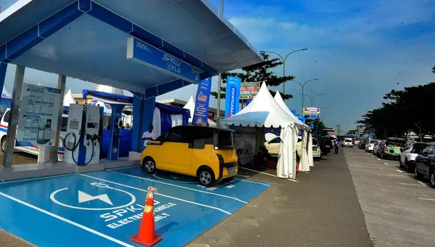 PT PLN mencatat jumlah transaksi di stasiun pengisian kendaraan listrik umum (SPKLU) pada periode Lebaran 2025 meningkat hingga 4,9 kali lipat dibanding 2024 Transaksi Pengisian Kendaraan Listrik Naik 4,9 Kali Lipat Saat Lebaran