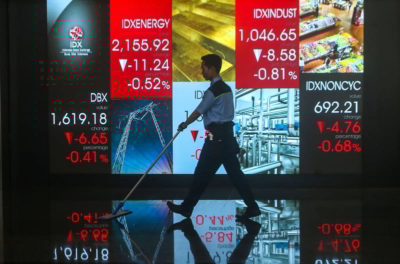 Petugas kebersihan menyisir teras depan Bursa Efek Indonesia. FOTO - ISTIMEWA Perang Tarif Belum Reda, IHSG Potensial Melorot