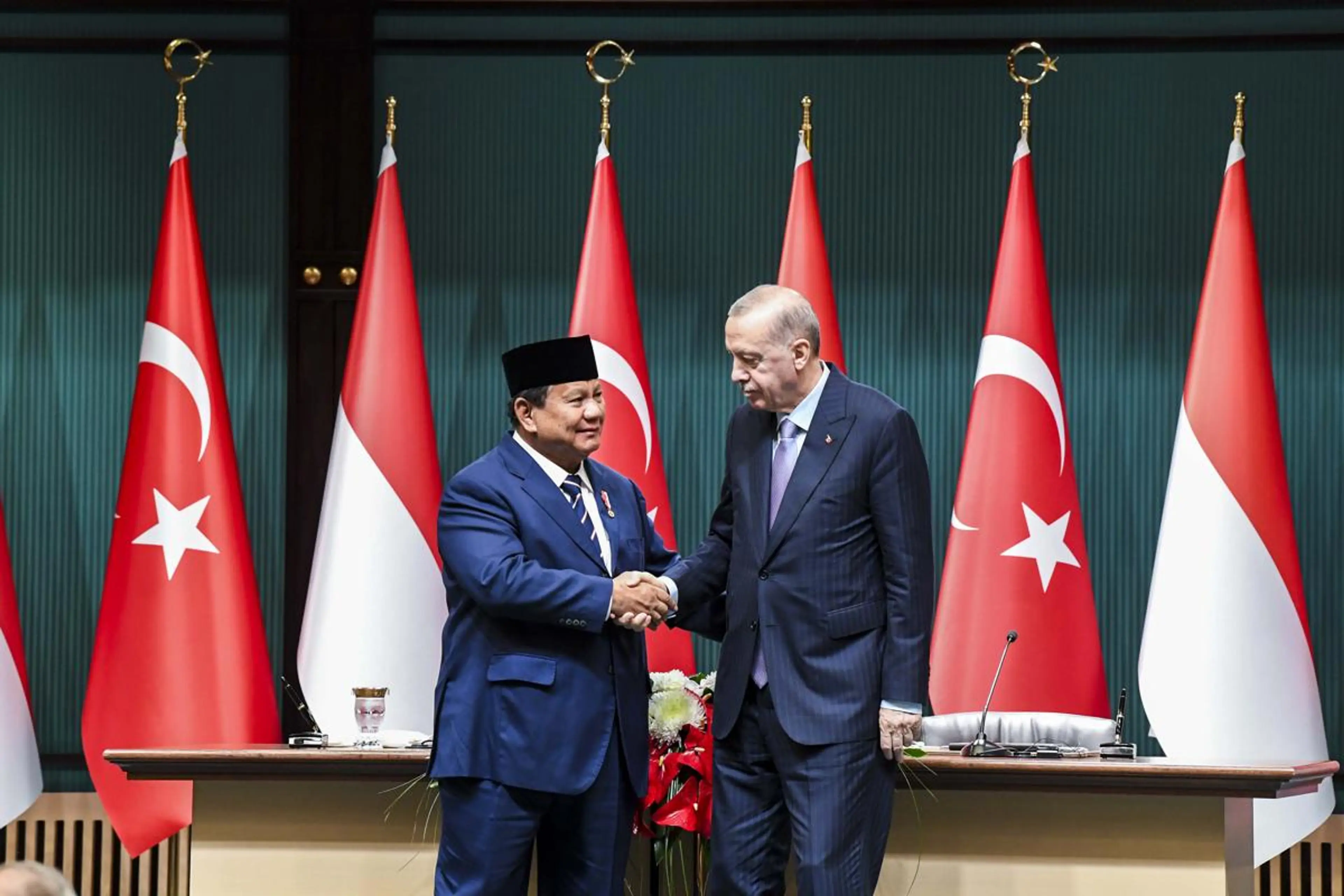 Presiden Prabowo Subianto berjabat tangan dengan Presiden Turki Recep Tayyip Erdogan (kanan) usai menyaksikan penandatanganan memorandum dan kerja sama di Istana Kepresidenan Turki, Ankara, Turki, Kamis (10/4/2025). ANTARA FOTO/Galih Pradipta. Bertemu Presiden Erdogan, Prabowo Ajak Turki Bangun Industri Baterai