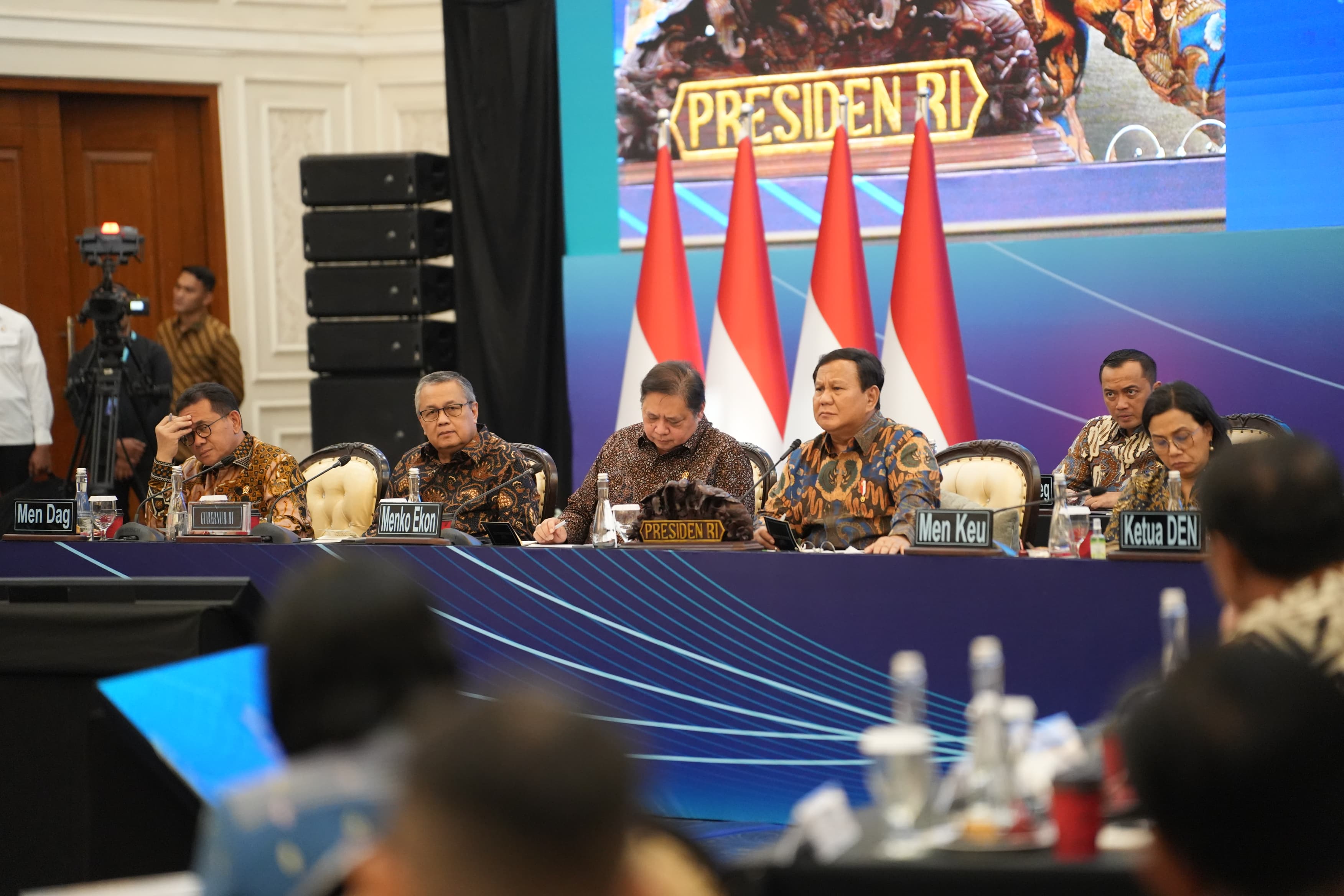presiden prabowo saat sarasehan bersama para menteri dan pelaku ekonomi. DOK/ISTIMEWA Sikap Prabowo ke Saham: Ketegasan Politik atau Ketidaktahuan Ekonomi?