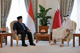 Presiden Prabowo Subianto mengadakan pertemuan bilateral dengan Emir Qatar, Sheikh Tamim Bin Hamad Al-Thani (kanan), di Istana Amiri Diwan, Doha, Minggu. Dok. Setpres RI. Bertemu Sheikh Tamim, Prabowo Umumkan Komitmen Investasi Qatar