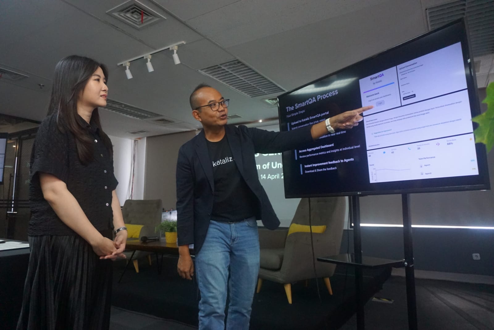 Mekari AVP Partnership Michelle Anggraeni(kanan) dan Co-founder Kataliz AI, Rio Julian(kiri) menandatangani kerjasama SmartQA di Jakarta, Senin (14/3). Kataliz AI Luncurkan SmartQA untuk Tingkatkan Efisiensi Penjualan