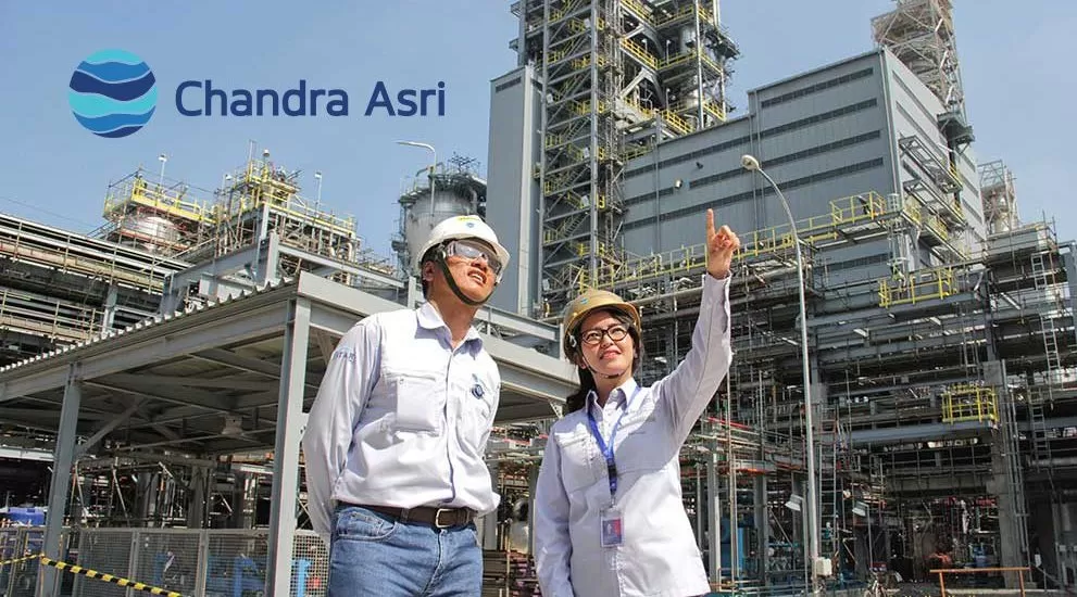 Petugas lapangan Chandra Asri kala meninjau seputar kegiatan pabrik. FOTO - ISTIMEWA Kebut IPO, Prajogo Pangestu (TPIA) Suntik CDI USD90 Juta
