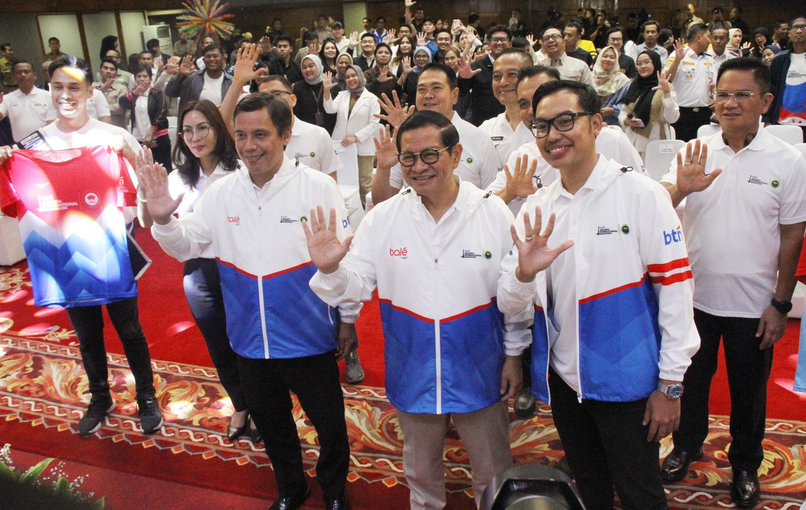 Bos BTN Nixon (tiga kiri) bersama Gubernur DKI Jakarta Pramono Anung dalam program BTN Jakim 2025. FOTO - ISTIMEWA Transaksi Digital Banking Melejit, Peserta Antusias Sambut BTN JAKIM