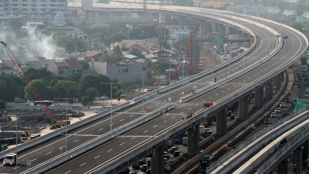 Suasana Jalan tol layang Jakarta-Cikampek II tampak lengang. FOTO - ISTIMEWA Kapok Boncos, Laba Emiten Grup Salim (META) 2024 Melejit 238 Persen