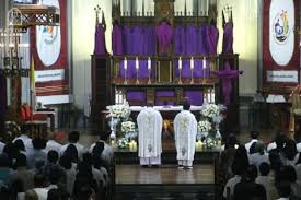 Misa Jumat Agung, di Gereja Katedral Jakarta, Jumat (18/4/2025), berlangsung dalam tiga sesi. Seri I pukul 12.00, II jam 15.00, dan III pukul 18.00 WIB. Dok. SINDOnews. Misa Jumat Agung, Ribuan Jemaat Padati Gereja Katedral Jakarta