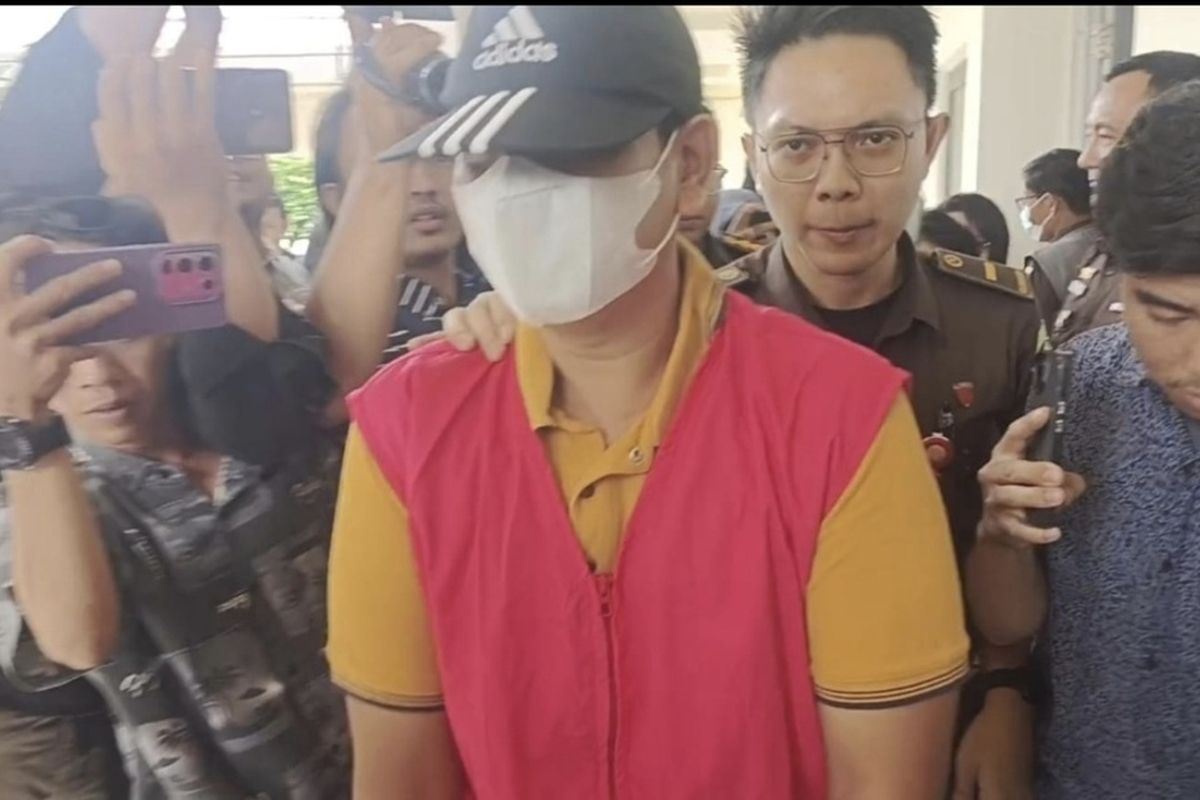 Kejaksaan menetapkan FD, mantan Kepala Unit Pembantu Bank Bengkulu Megamall sebagai tersangka. Dok. Kompas. Bobol Kas Untuk Judi Online, Eks Pejabat Bank Bengkulu jadi Tersangka