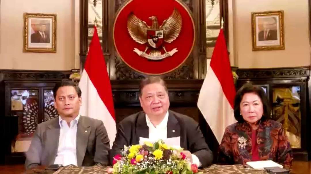 Menko Perekonomian Airlangga Hartarto (tengah) didampingi Wakil Menteri Keuangan, Thomas Djiwandono dan Wakil Dewan Ekonomi Nasional, Marie Elka Pangestu saat memberikan keterangan pers dari Washington DC mengenai perkembangan proses negosiasi tarif antara Indonesia dan Amerika Serikat (Foto: RRI, Tangkapan Layar Zoom) Indonesia Tawarkan Relaksasi dalam Negosiasi Tarif dengan AS