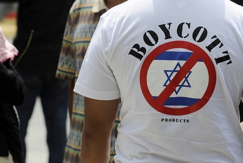 Direktur Jenderal Perdagangan Dalam Negeri Kementerian Perdagangan, Iqbal Soffan Shofwan menilai pentingnya penegasan soal definisi afiliasi produk dengan Israel sebelum melakukan aksi boikot. Kemendag Tegaskan RI Tak Impor Produk Apapun dari Israel