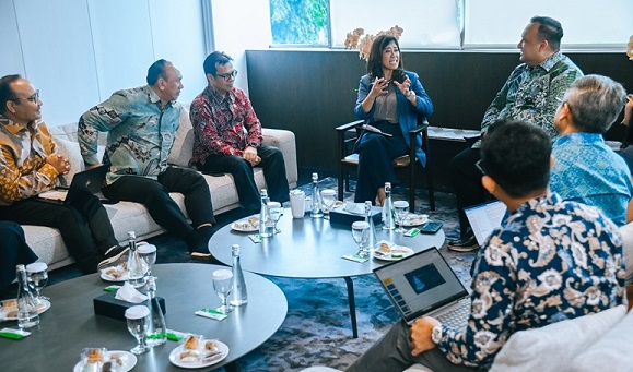 Pertemuan antara Menkomdigi Meutya Hafid, Wamenkomdigi Nezar Patria, dan President Director Microsoft Indonesia Dharma Simorangkir, di kantor Kemkomdigi, Jakarta, Kamis (17/4/2025). Foto: Dok. Humas Kemkomdigi Microsoft Kucurkan Rp27 Triliun untuk Kembangkan AI di Indonesia