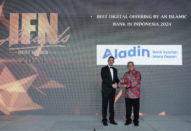 Manajemen Bank Aladin kala menerima penghargaan di Dubai. FOTO - ISTIMEWA Susut 67 Persen, Bank Aladin (BANK) 2024 Boncos Rp73,72 Miliar