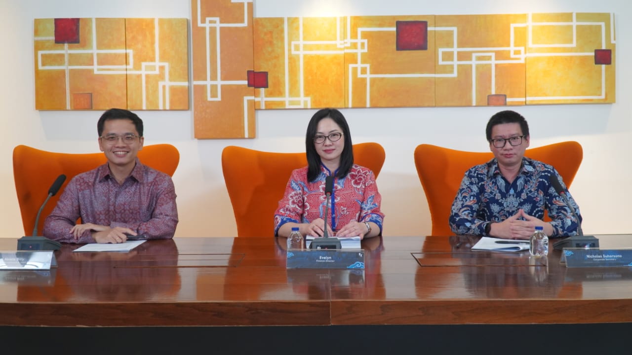 (Kiri-Kanan): Abieta Billy-VP of Market Development and Sales Strategy PT DCI Indonesia Tbk; Evelyn-Direktur Keuangan dan Corporate Affairs PT DCI Indonesia Tbk; Gregorius Nicholas Suharsono-Corporate Secretary PT DCI Indonesia Tbk dalam Public Expose Tahun 2025 di Jakarta. dok. Ist. Soroti Tahun Penuh Pencapaian, DCI Indonesia (DCII) Gelar RUPST