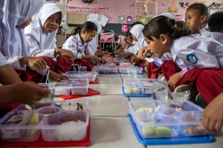 Pelaku industri dalam negeri telah menunjukkan kesiapan untuk berkontribusi dalam pengadaan food tray (wadah makan) bagi program Makan Bergizi Gratis (MBG) Industri Dalam Negeri Siap Pasok Food Tray untuk Program MBG