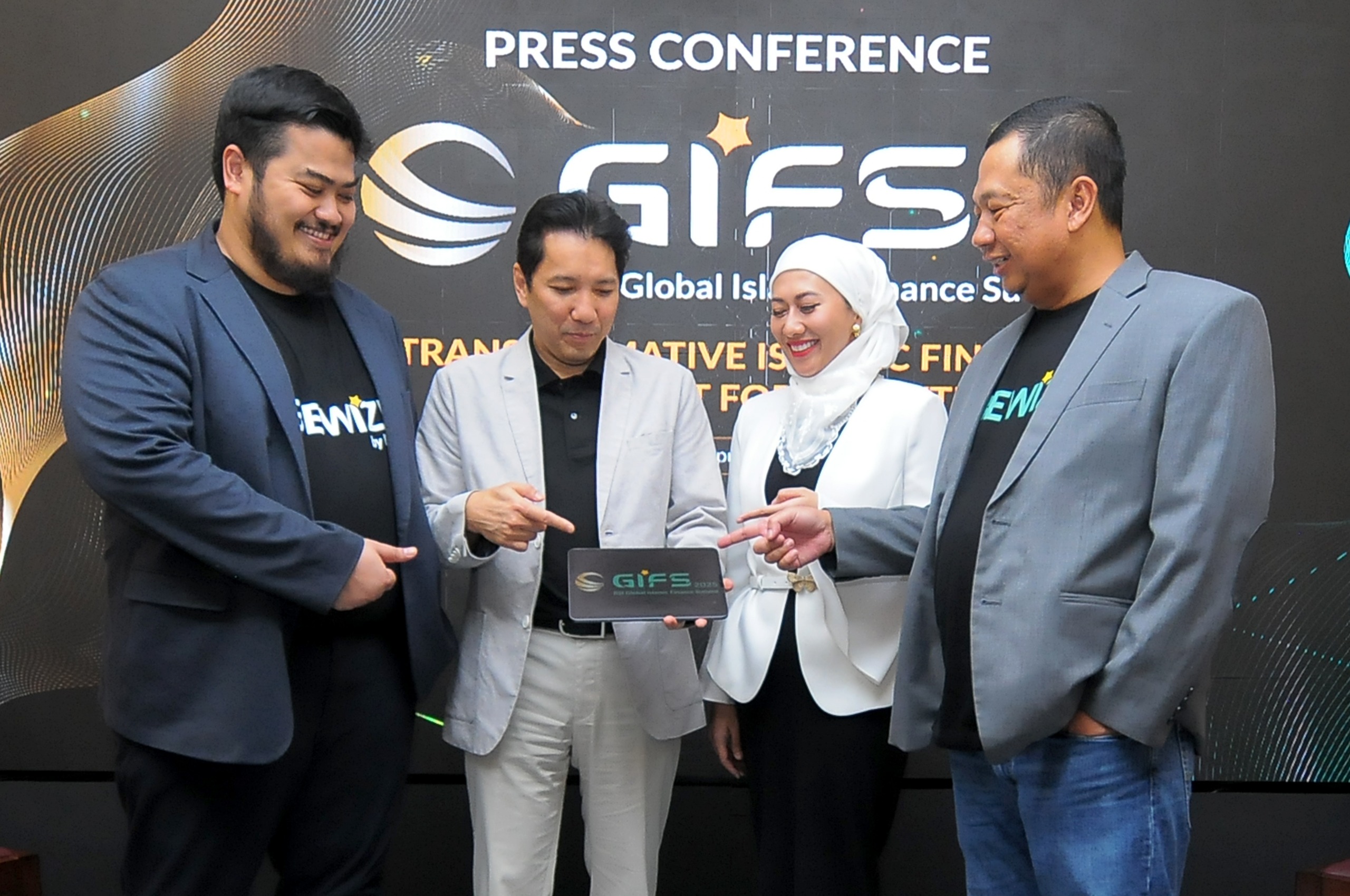 Chief Economist BSI Banjaran Surya Indrastomo (kiri),EVP Corporate Business 1 BSI Indra Kampono (kiri kedua), SVP Wealth Management BSI Asri Natanegeri (kanan kedua) dan SVP Transaction Banking Wholesale BSI Fajar Ari Setiawan (kanan) tengah berbincang - bincang di Jakarta, Rabu (23/4). BSI (BRIS) Dukung Ekosistem Halal di Forum GIFS 2025
