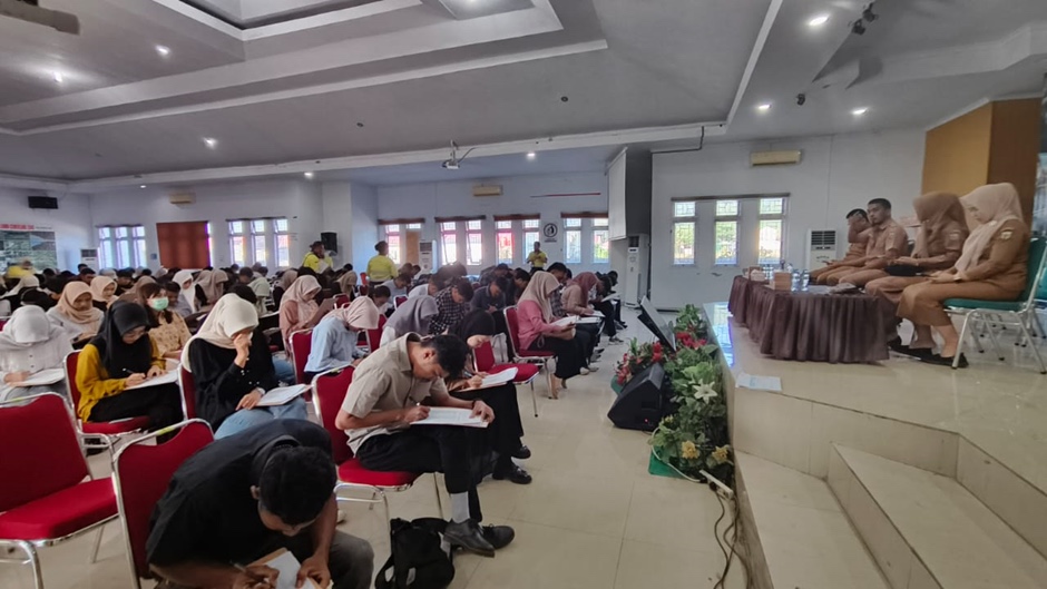 Warga Kabupaten Luwu, Sulawesi Selatan kala mengikuti seleksi calon pekerja tambang MDA. FOTO - ISTIMEWA Serap Pekerja Lokal, Investasi Tambang MDA Dongkrak Ekonomi Luwu