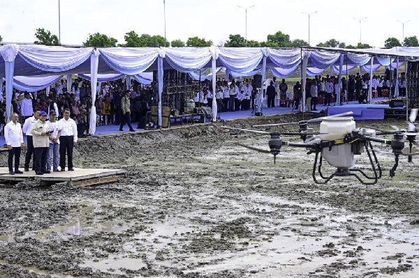 Presiden Prabowo mencoba tebar benih dengan teknologi drone pertanian di Ogan Ilir, Sumatera Selatan, pada Rabu, 23 April 2025 (Foto: BPMI Setpres) Prabowo Sebut Sedang Dibangun 105 Ha Sawah Dengan Teknik Paling Modern