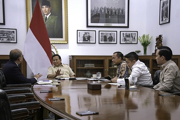 Presiden Prabowo Subianto menerima laporan capaian realisasi investasi triwulan pertama tahun 2025 dari Menteri Investasi dan Hilirisasi/Kepala BKPM Rosan Roeslani dalam pertemuan di Istana Merdeka, Jakarta, pada Rabu, 23 April 2025. (Foto: BPMI Setpres) Realisasi Investasi Triwulan I 2025 Capai Rp465,2 Triliun