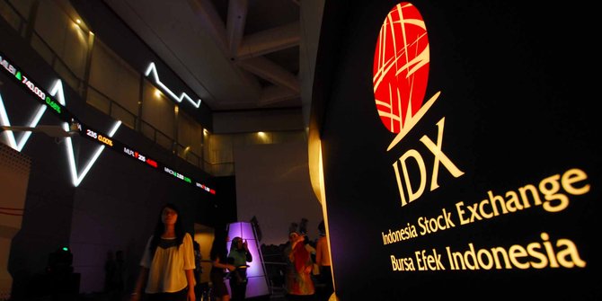 Sejumlah pengunjung berjalan melalui koridor Bursa Efek Indonesia. FOTO - ISTIMEWA Gusur Bank Jago (ARTO), BBTN Ramaikan Formasi Baru IDX30
