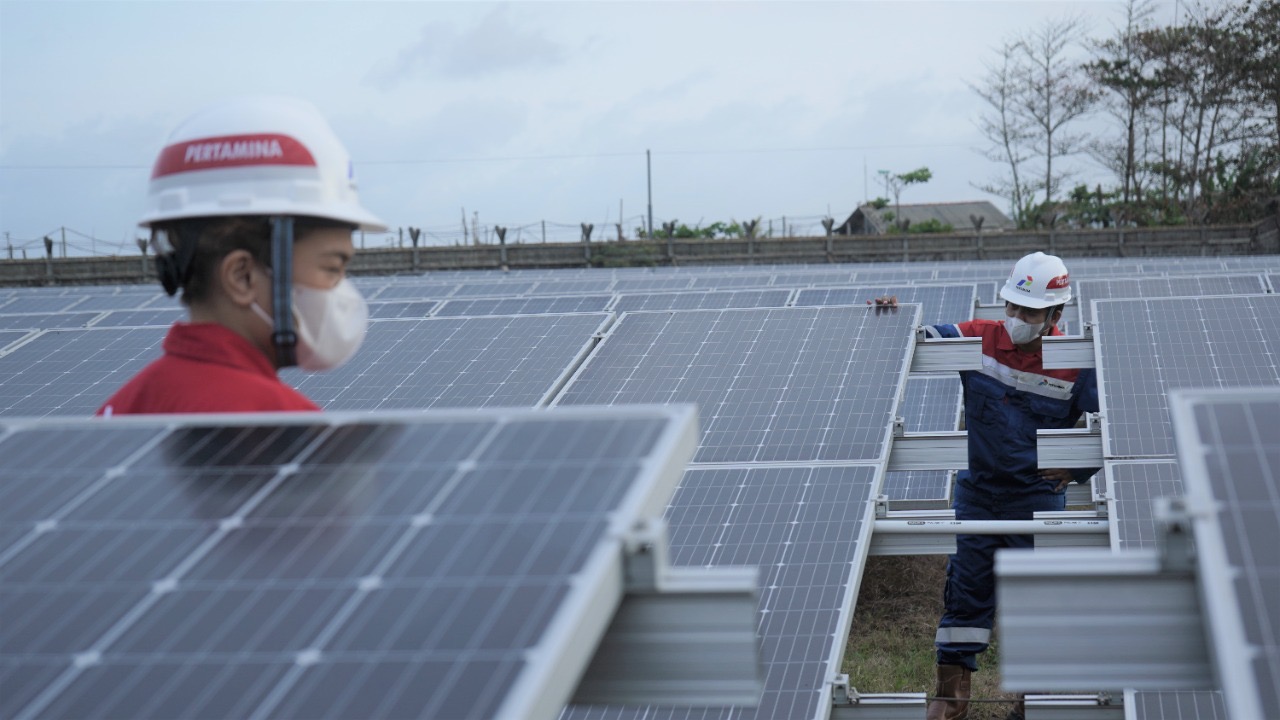 Pertamina NRE memanfaatkan drone dan kecerdasan buatan untuk memeriksa keandalan sistem pembangkit listrik tenaga surya (PLTS) di wilayah Riau Pertamina NRE Manfaatkan Kecerdasan Buatan untuk Monitor PLTS