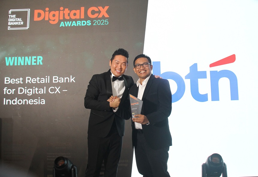 Kepala Divisi Subsidized Mortgage PT Bank Tabungan Negara (Persero) Tbk, Dedy Lesmana mewakili BTN menerima penghargaan Best Retail Bank for Digital CX – Indonesia dalam ajang Digital CX Awards 2025 yang digelar di Singapura (24/4). (Foto: Endang Muchtar) BTN Kembali Raih Penghargaan Internasional