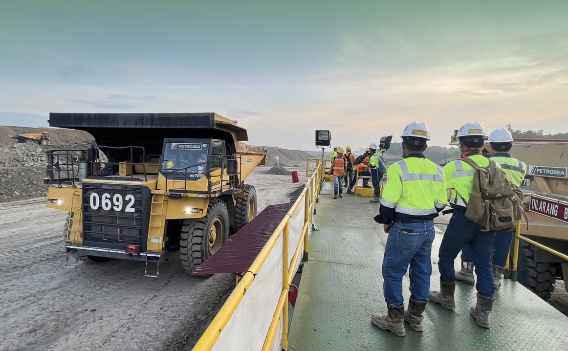 Sejumlah pekerja tengah bersiap di area pertambangan Petrosea. FOTO - ISTIMEWA Kuartal I-2025, Laba Bersih PTRO Meroket 464 Persen