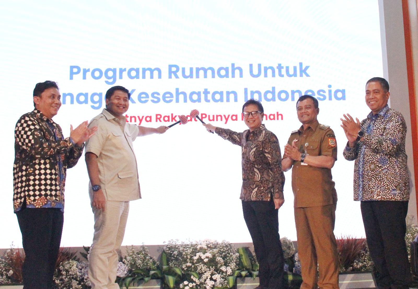 Menteri PKP Ara, Menkes Budi Sadikin, dan Irwandi Gafar dalam peluncuran program rumah untuk nakes indonesia. FOTO - ISTIMEWA Peduli Nakes, BTN Siapkan 30 Ribu Unit Hunian Subsidi