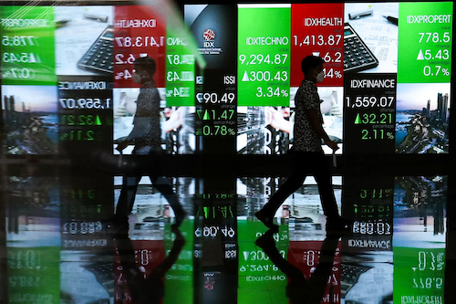 Petugas kebersihan menyisir teras depan Bursa Efek Indonesia. FOTO - ISTIMEWA Perang Dagang Landai, IHSG Uji Level 6.800