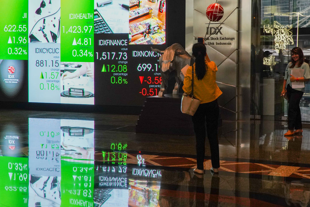 Seorang pengunjung mengabadikan pergerakan saham melalui smart phone. FOTO - ISTIMEWA Market Dinamis, IHSG Lanjutkan Tren Positif