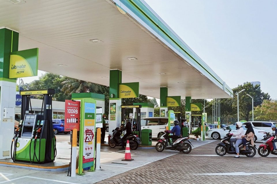 Sejumlah pengendara antre untuk mengisi bahan bakar minyak di SPBU besutan AKR Corporindo. FOTO - ISTIMEWA AKRA Salurkan Dividen Rp1,97 Triliun, Catat Tanggal Mainnya